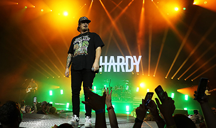 Rising country star Hardy out with Zac Coren-designed Elation rig