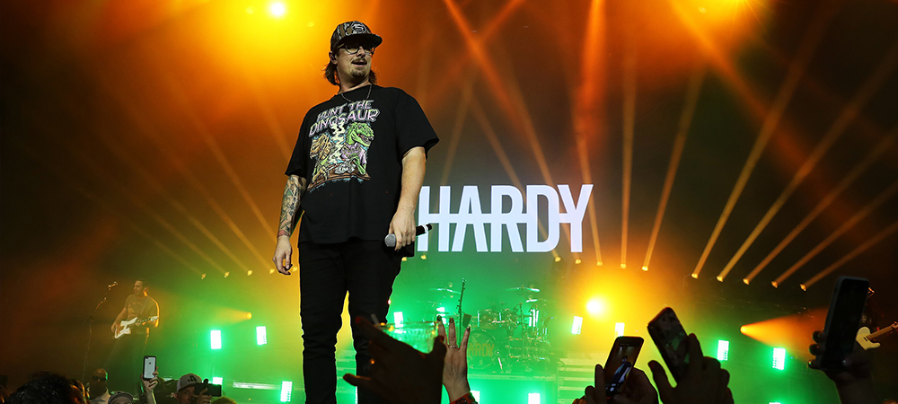 Rising country star Hardy out with Zac Coren-designed Elation rig