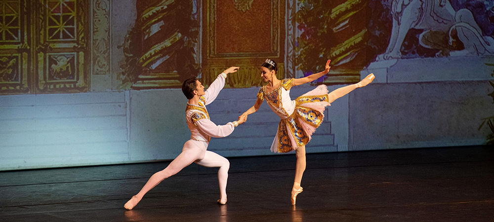 Rafael Mendoza and Artiste Picasso™ light ballet’s premiere dancers