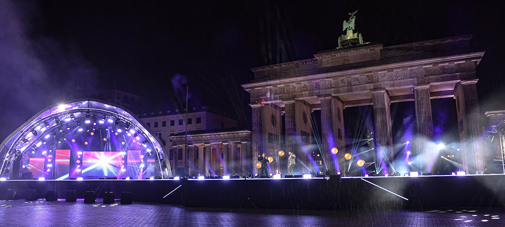 ZDF New Year's Eve show at Brandenburg Gate with weatherproof Elation lighting